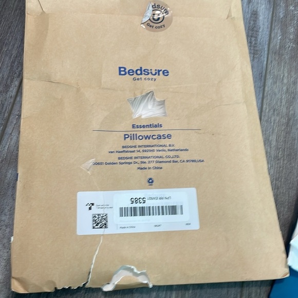 Bedsure Pink & White Satin pillowcase set open package - Picture 2 of 6